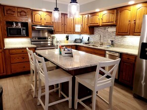 Réfrigérateur, four à micro-ondes, un four, surface de cuisson