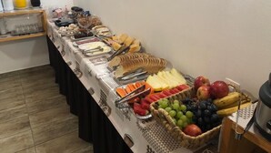A buffet table with various food items and beverages. - Pousada Aurora (Urubici)