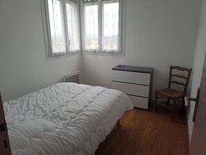 3 chambres, fer et planche à repasser