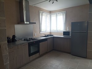 Réfrigérateur, four à micro-ondes, un four, lave-vaisselle