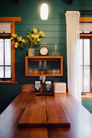 Interior - Eliza's Bright (Bright)