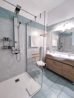 Combined shower/bathtub