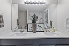 Douche, articles de toilette écologiques, sèche-cheveux