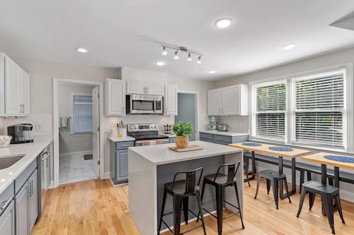 The Gathering House | Sleeps 15 + Games + Parking