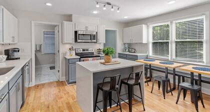 The Gathering House | Sleeps 15 + Games + Parking