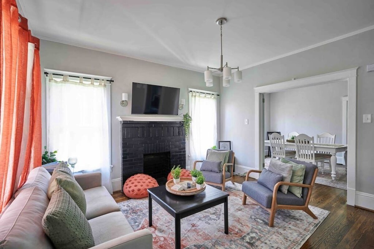 Pet Friendly • 2BR Home • Walk to Downtown