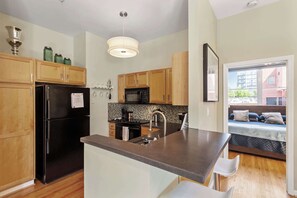 Kühlschrank, Mikrowelle, Ofen, Herdplatte