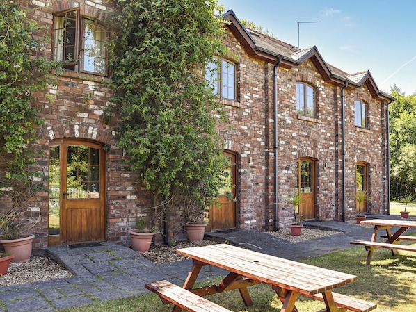 Outdoor dining - Poppy Cottage - UK40102 (Dunvant)