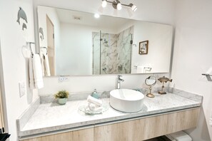 Dusche, Haartrockner, Handtücher, Seife