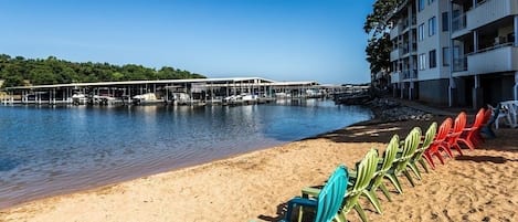 靠近海滩、沙滩椅、沙滩毛巾