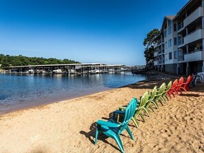 Nær stranden, solsenger og strandhåndklær