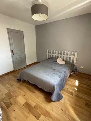 1 室のベッドルーム、WiFi