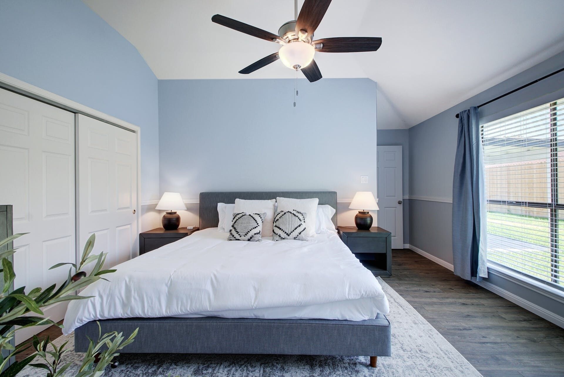 4 habitaciones, tabla de planchar con plancha y cuna de viaje 