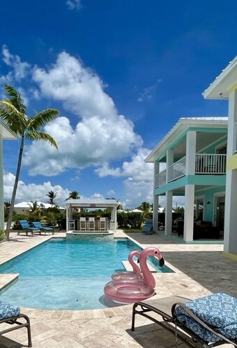 House with Pool, Tiki Bar, and Dock/Boat Slip in Treasure Cay, Abaco