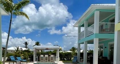 House with Pool, Tiki Bar, and Dock/Boat Slip in Treasure Cay, Abaco