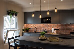 Fridge, microwave, oven, stovetop - Stunning 3 Bedroom Boutique apartment in Plymouth Barbican (plymouth)