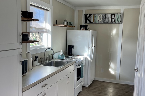 Een koelkast, een microgolfoven, een oven, een kookplaat