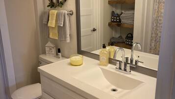 Douche, sèche-cheveux, serviettes fournies, savon