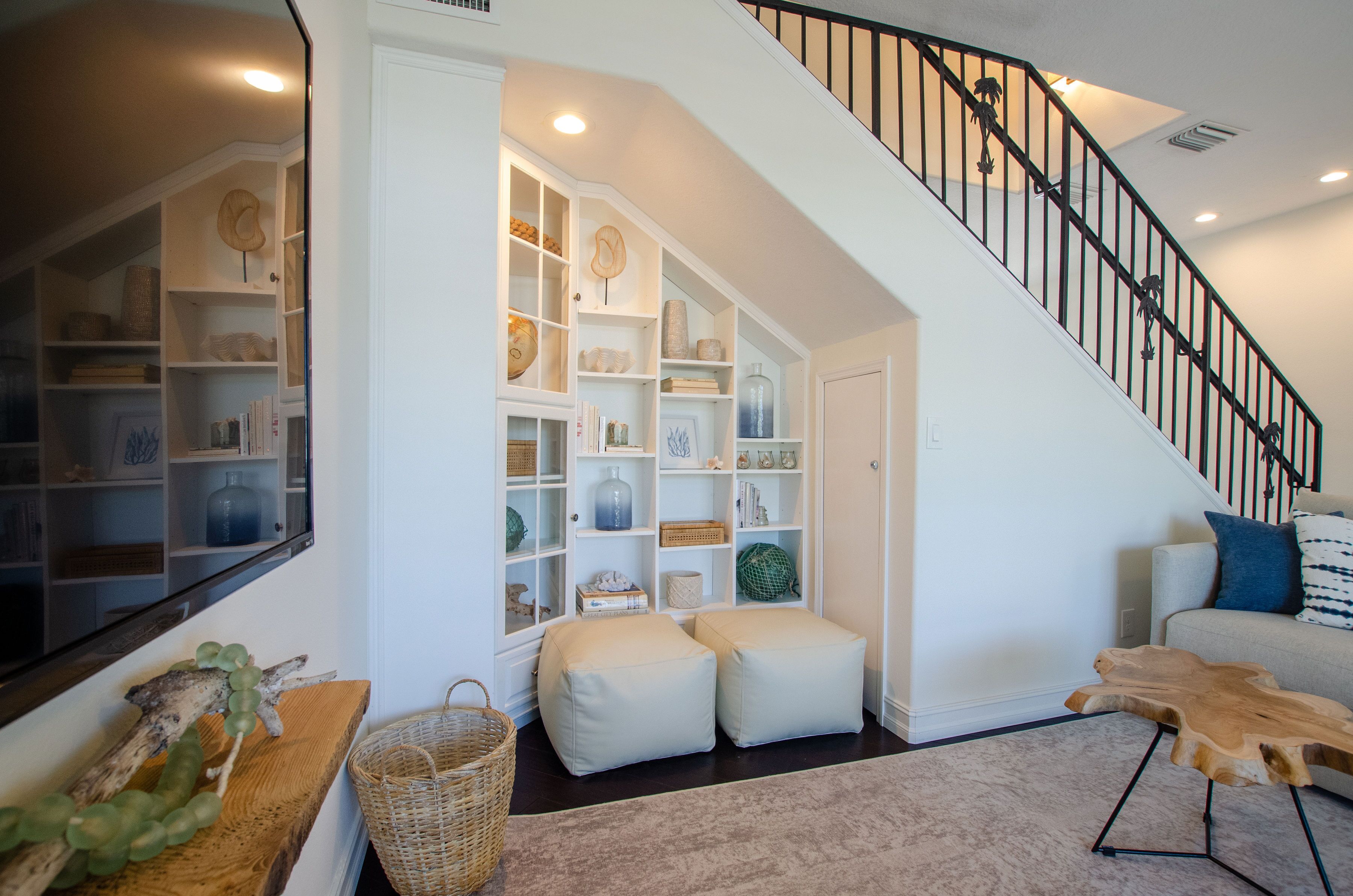 Een smart-tv, tafelvoetbal, een tafeltennistafel en boeken