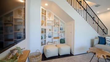 Een smart-tv, tafelvoetbal, een tafeltennistafel en boeken