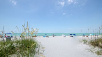 Vlak bij het strand, ligstoelen aan het strand, strandlakens