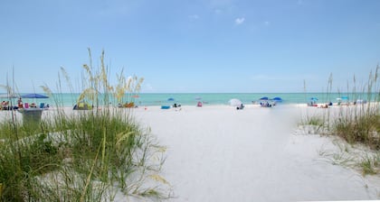 Beach House ! Sunset Decks ! Walk to Beach & John's Pass Boardwalk