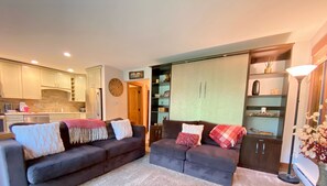 Smart TV, fireplace - Slopeside, SKI-IN, Near Snowflake Lift, Walk to Town! (Breckenridge)