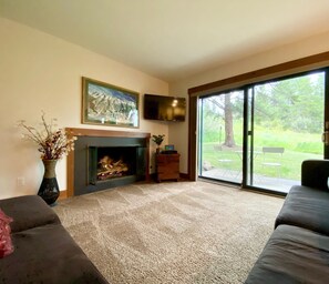 Smart TV, fireplace - Slopeside, SKI-IN, Near Snowflake Lift, Walk to Town! (Breckenridge)