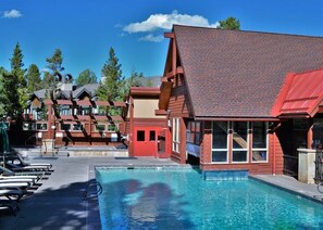 Een verwarmd zwembad