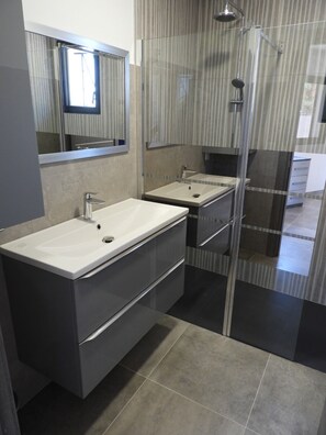 Dusche, Haartrockner, Handtücher, Seife