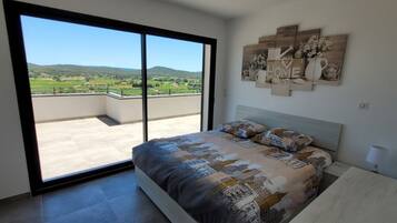 3 slaapkamers, een strijkplank/strijkijzer, reisbedje, gratis wifi