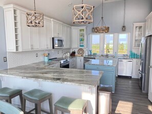 Microwave, dishwasher, coffee/tea maker, toaster - Salty Shenanigans (Carova Beach)