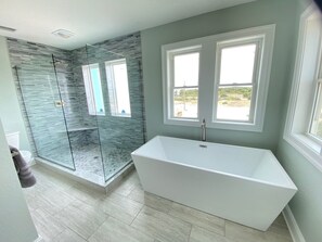 Bathtub, hair dryer, towels - Salty Shenanigans (Carova Beach)