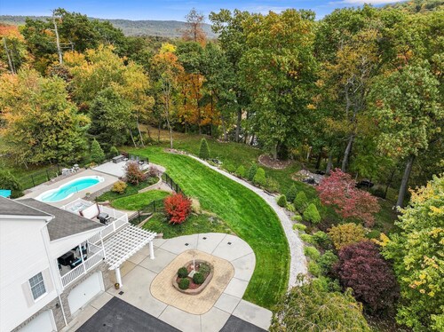 Relaxing Mountain & Water Views w/a Pool -10 minutes to Harrisburg