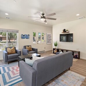 Smart TV - Breezy 3 Bedroom Home Walking Distance to Downtown (Paso Robles)