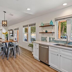 ثلاجة، ميكروويف، فرن، موقد طهي مسطح