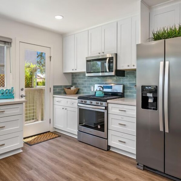 ثلاجة، ميكروويف، فرن، موقد طهي مسطح