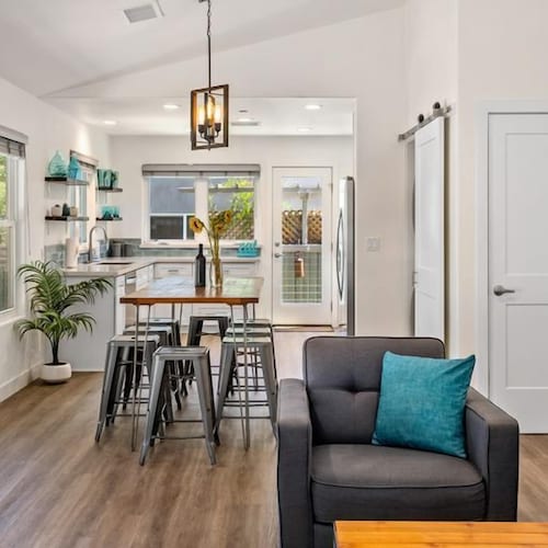 Park and 8th-Just 3 blocks to Downtown Paso!