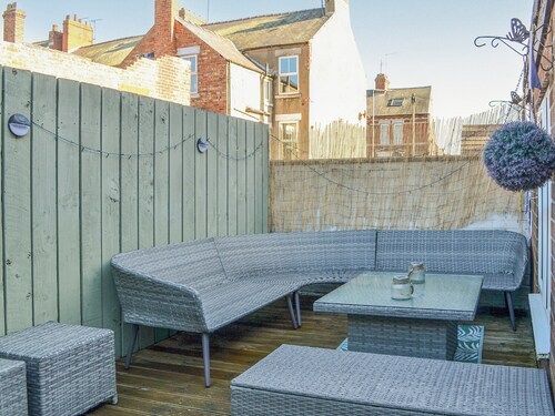 This holiday home has two reception rooms and is perfect for large families.