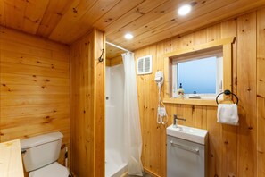 Een douche, een haardroger, handdoeken