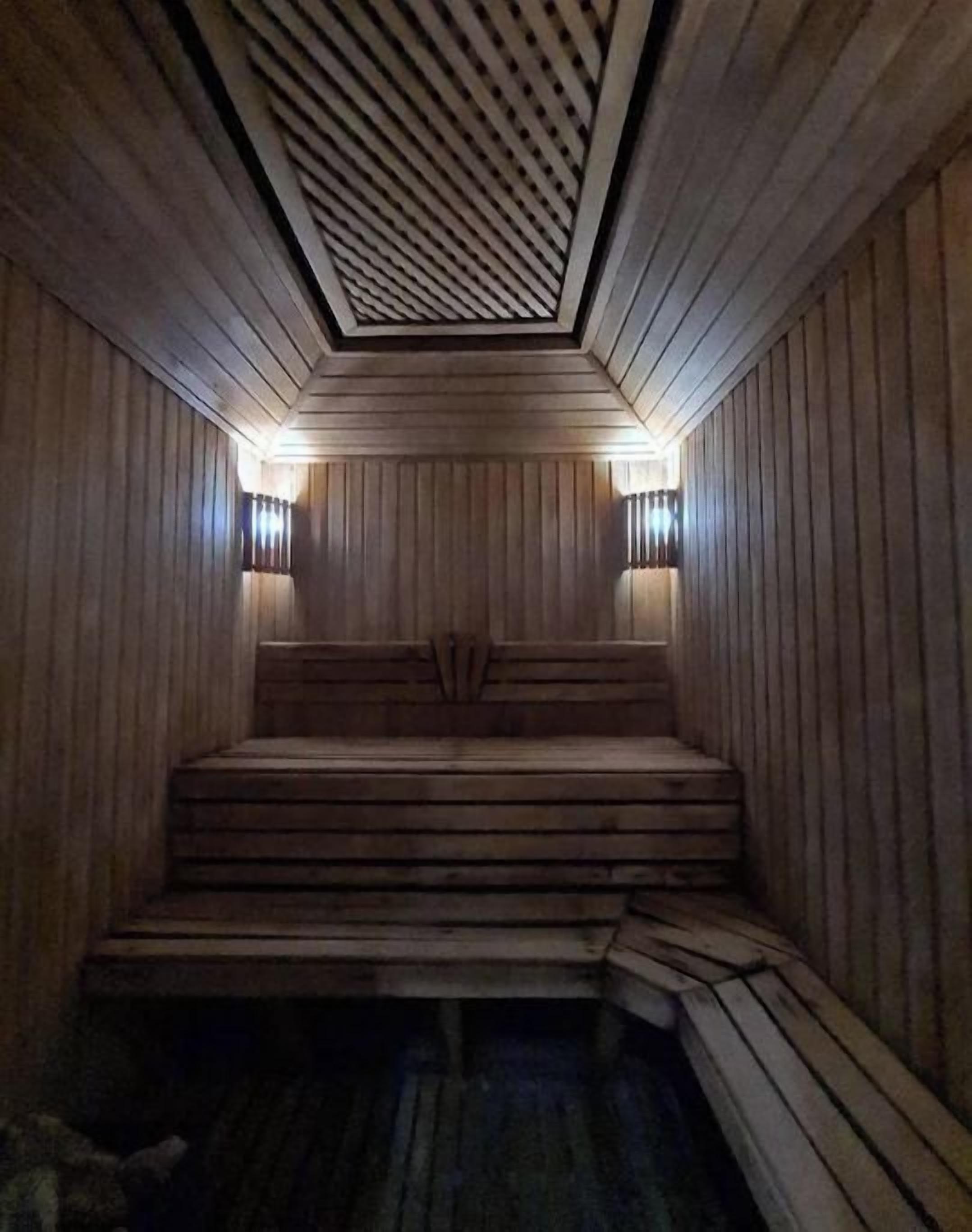Una sauna con bancos de madera y techos inclinados.