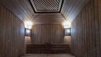 Una sauna con bancos de madera y techos inclinados.