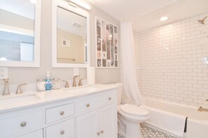 Combined shower/tub, towels, toilet paper - Minutes to Downtown & Waterfronts with rooftop deck! (Baltimore)