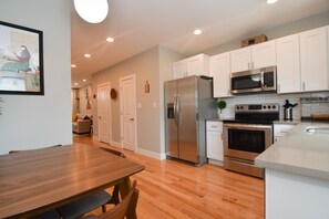 Private kitchen - Minutes to Downtown & Waterfronts with rooftop deck! (Baltimore)