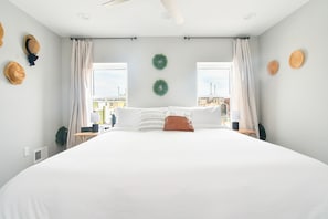 3 bedrooms, iron/ironing board, WiFi, bed sheets - Minutes to Downtown & Waterfronts with rooftop deck! (Baltimore)