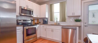 Minutes to Downtown & Waterfronts with rooftop deck!