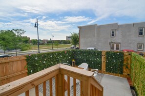 Property grounds - Minutes to Downtown & Waterfronts with rooftop deck! (Baltimore)