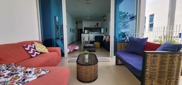 Ein modernes Wohnzimmer mit einem roten Sofa, einem blauen Sofa und einem Korpus-Couchtisch.