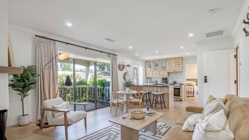 智能电视、壁炉、立体声音响