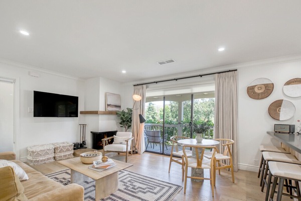 Smart TV, fireplace, stereo